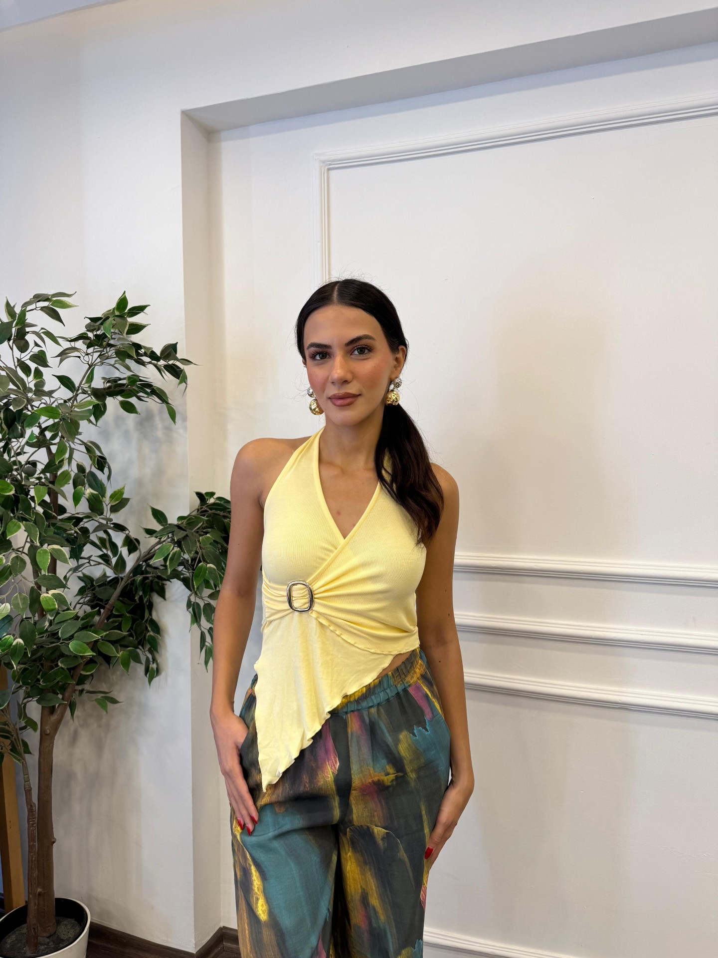 Boyundan Geçmeli Asimetrik Aksesuar Detaylı Büzgülü Bluz - Limon Sarısı