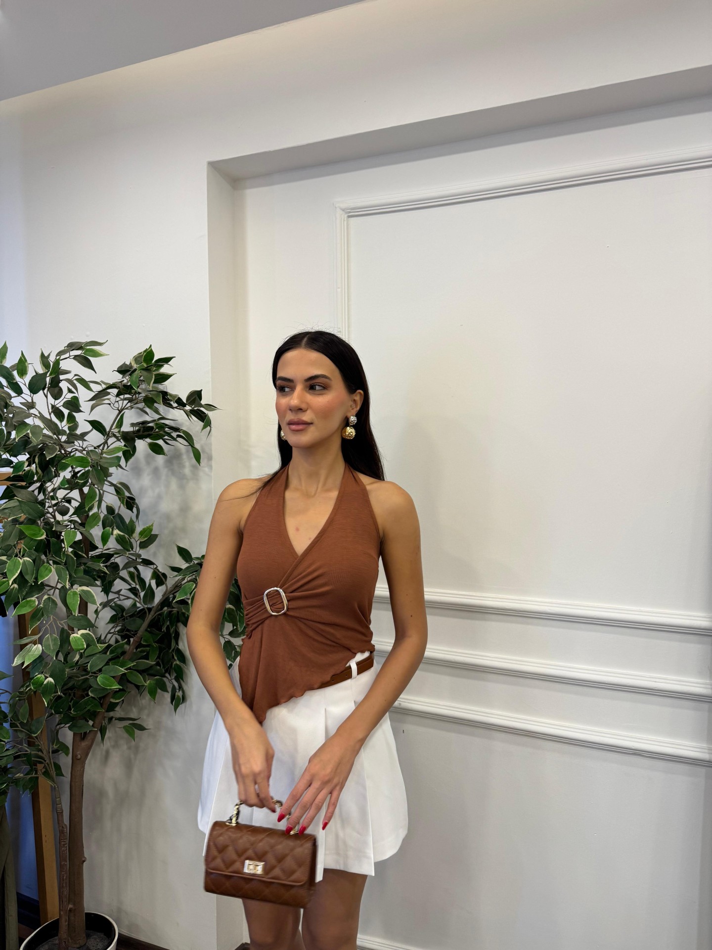 Boyundan Geçmeli Asimetrik Aksesuar Detaylı Büzgülü Bluz - Kahverengi