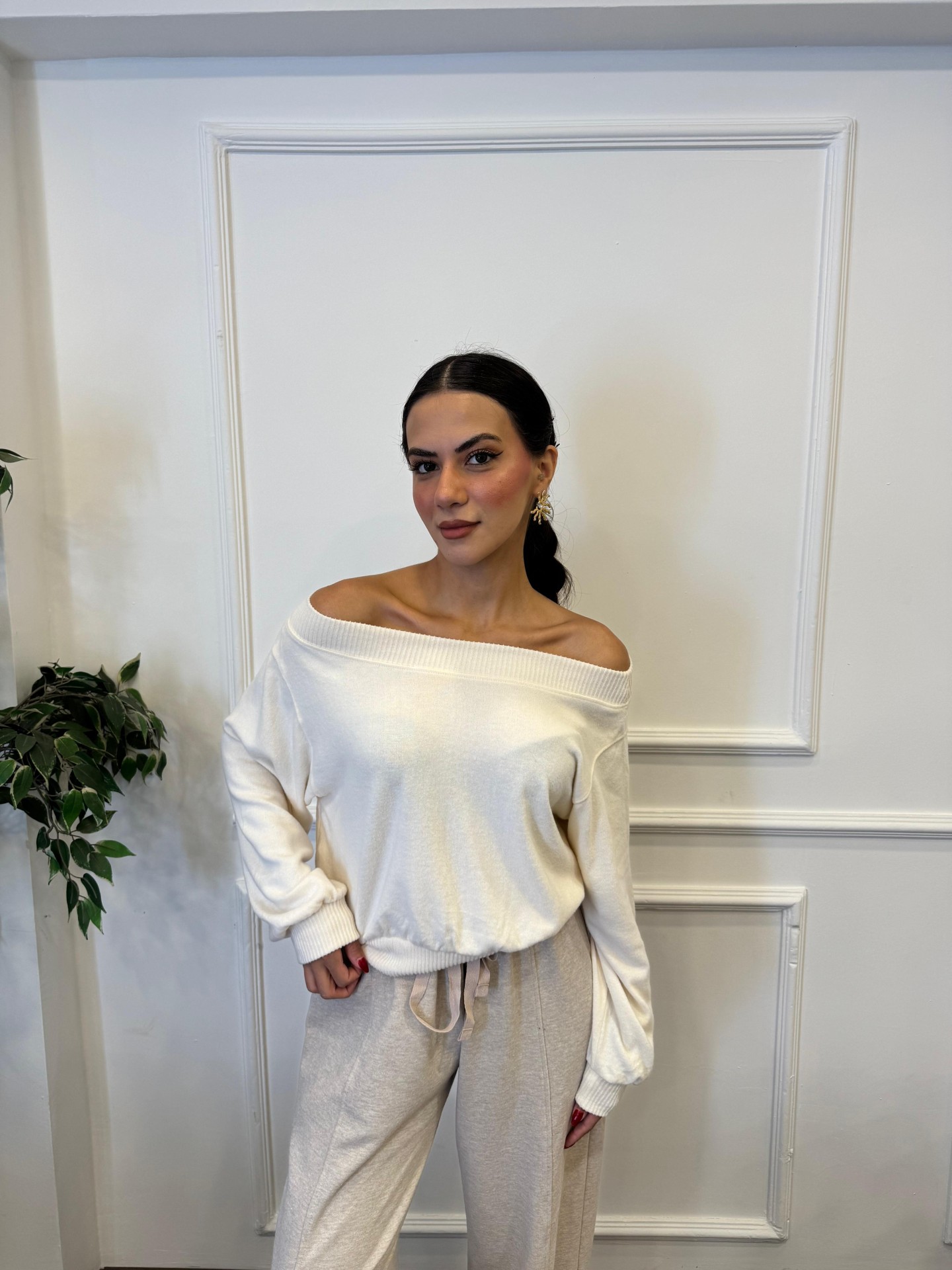 Düşük Omuz Kayık Yaka Lastikli Triko Kazak - Krem