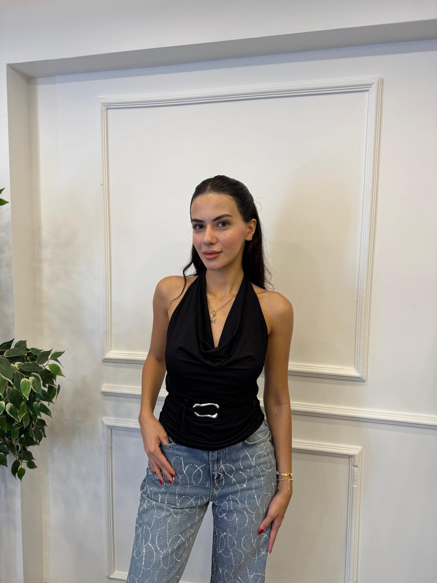 Boyundan Bağlamalı Yandan Büzgülü Kemer Detaylı Bluz - Siyah