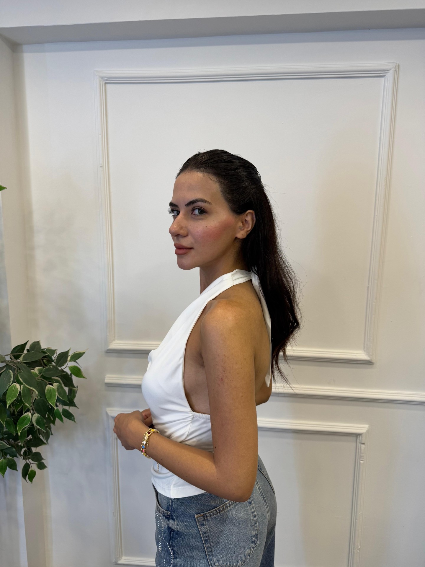 Boyundan Bağlamalı Yandan Büzgülü Kemer Detaylı Bluz - Beyaz