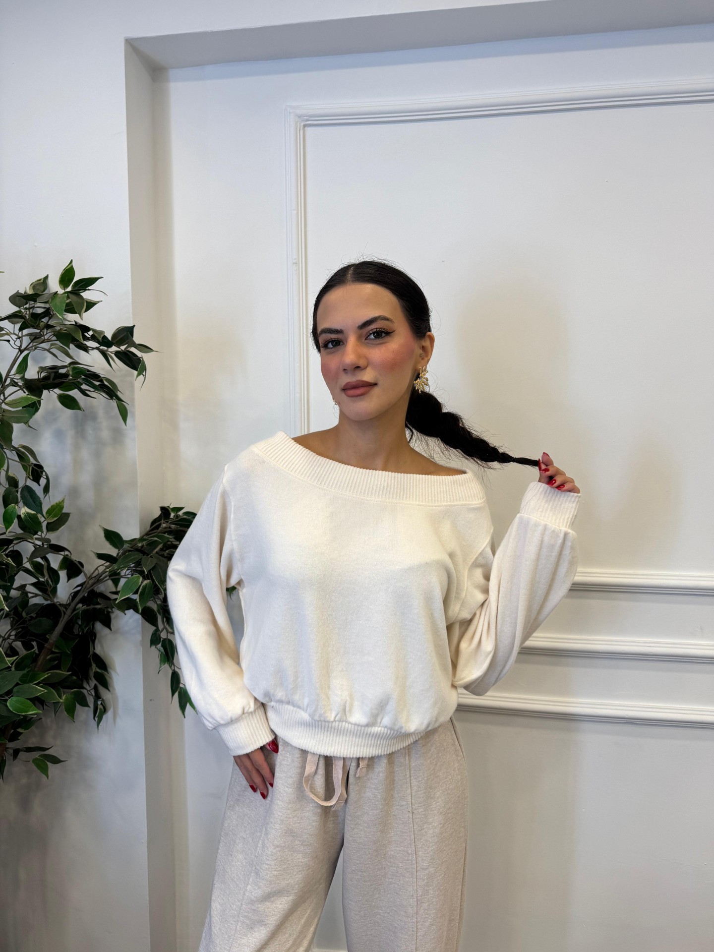 Düşük Omuz Kayık Yaka Lastikli Triko Kazak - Krem