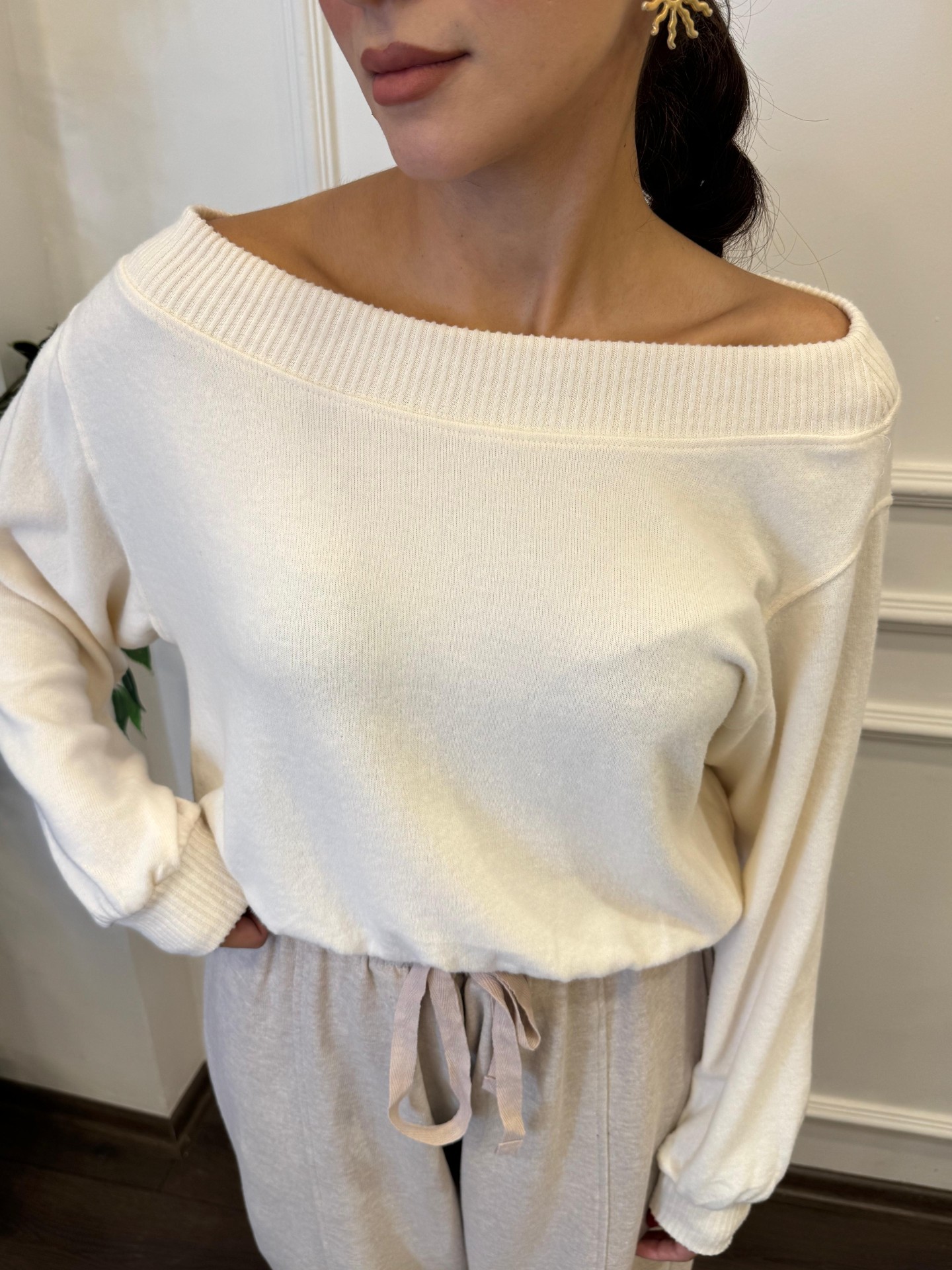 Düşük Omuz Kayık Yaka Lastikli Triko Kazak - Krem