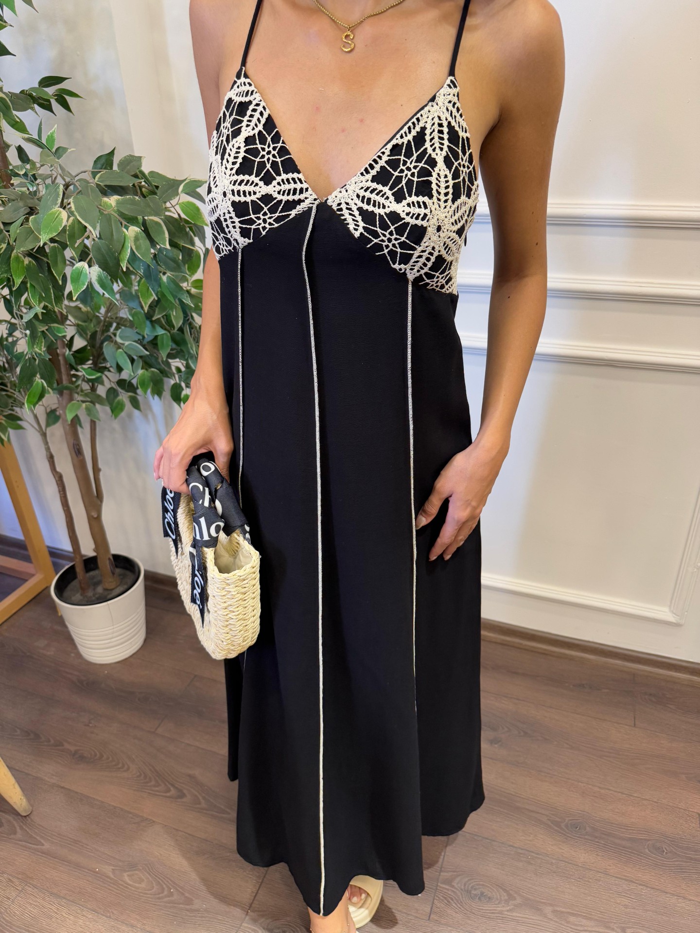 İnce Askılı Göğüs Dantel İşlemeli Elbise - Siyah